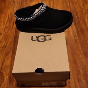 NWT! UGG Seude, Black Slippers, Kids Size 1